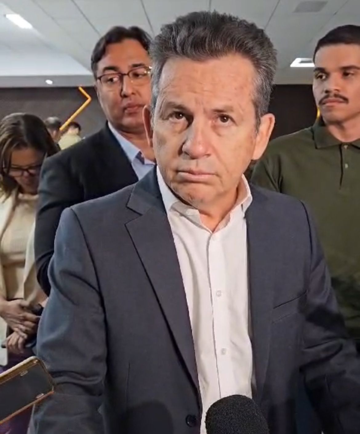 Durante uma cerimônia no Palácio Paiaguás, o governador Mauro Mendes criticou a decisão do STF de descriminalizar o porte de maconha para uso pessoal. Mendes argumentou que tal decisão deveria ser competência exclusiva da Câmara dos Deputados.