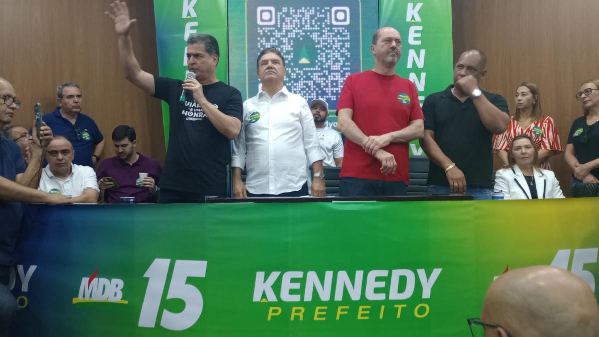 Emanuel comparece a convenção do MDB