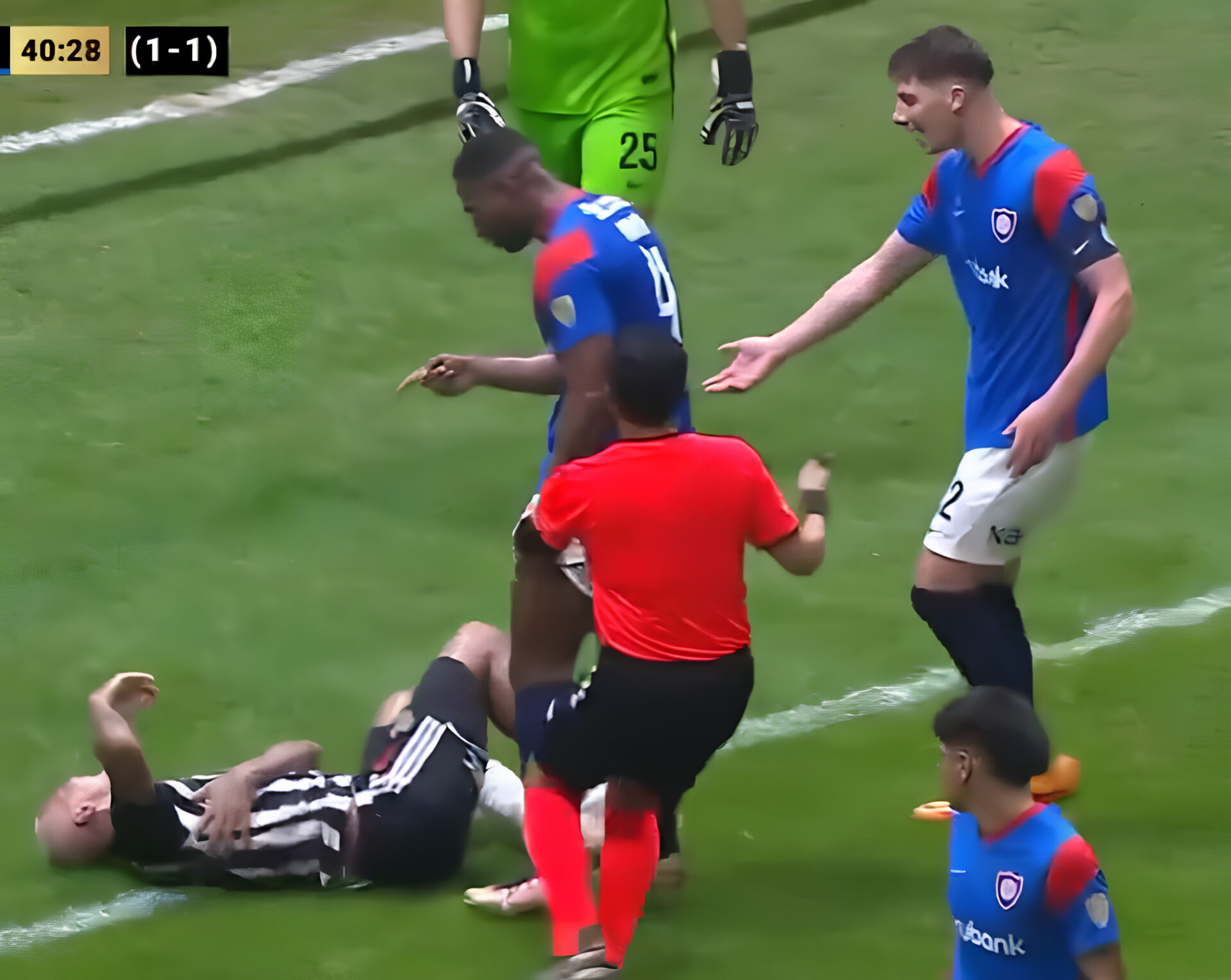 Atlético-MG avança às quartas da Libertadores com mais uma polêmica de Deyverson