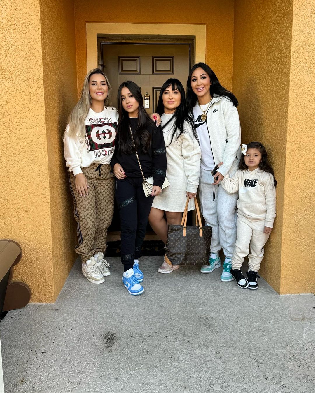 Solange Bezerra, mãe de Deolane Bezerra agradece após libertação: "Dias difíceis"; VEJA VÍDEO