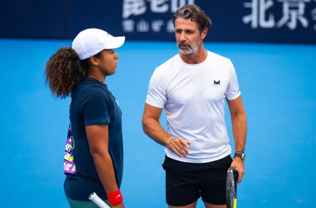 Naomi Osaka recebe orientações de seu treinador Patrick Mouratoglou em Pequim, na China
