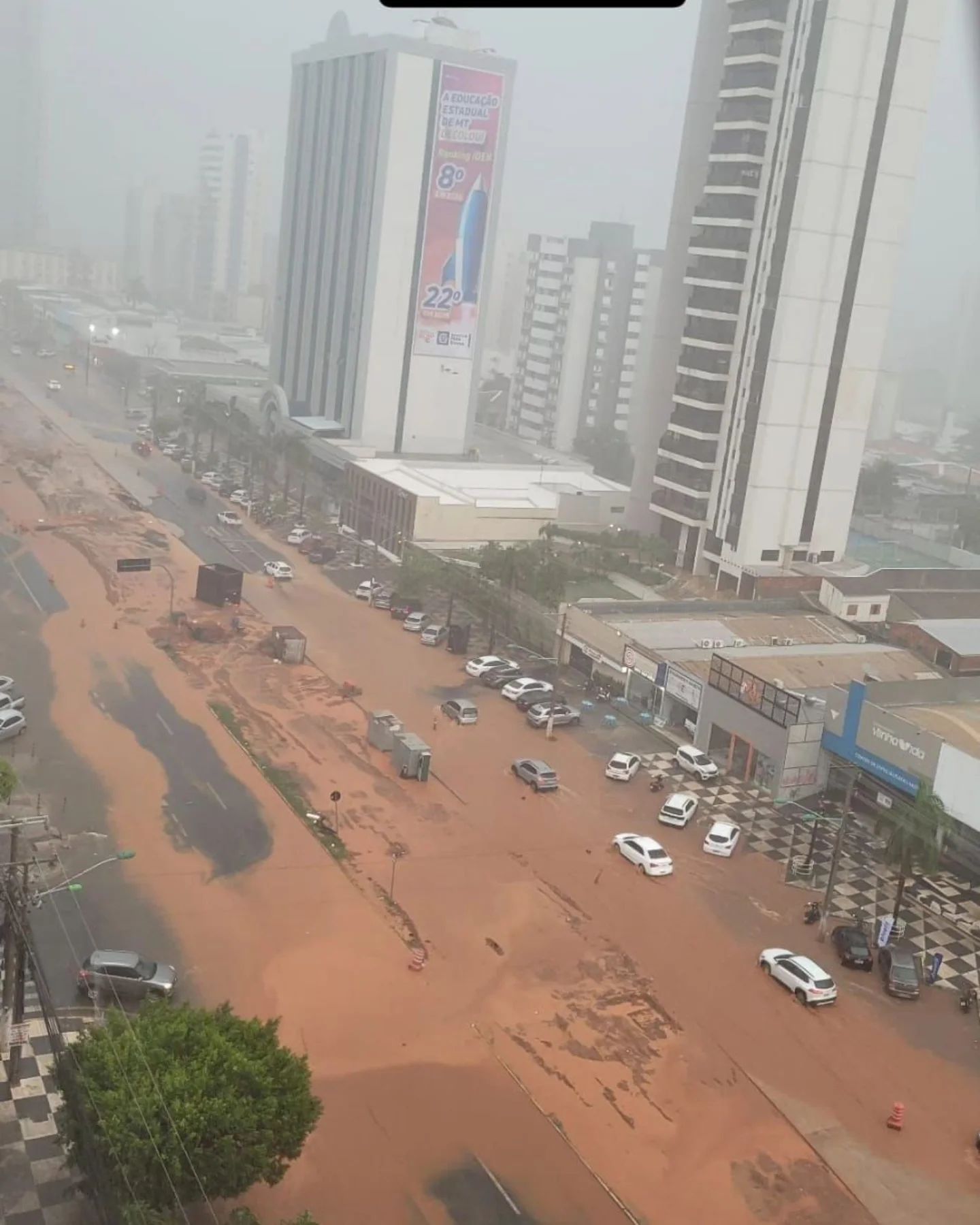 Temporal em Cuiabá Transforma Avenida do CPA em Rio e Deixa Cidade em Alerta