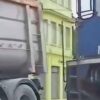 Caminhoneiro desrespeita sinais de trânsito e quase causa colisão com trem em SC; VEJA VÍDEO