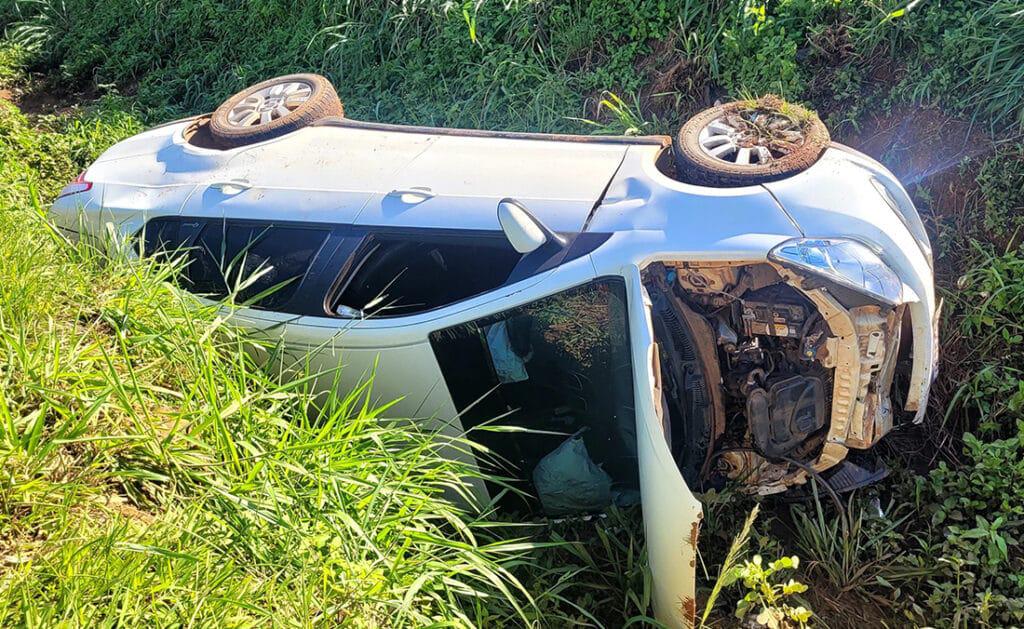 Carro cai em vala de escoamento de água após desviar de outro veículo na BR-163