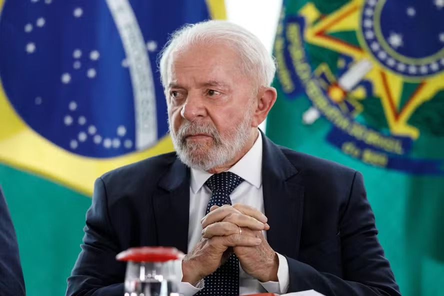 Lula permanece sob observação, e sua evolução continua sendo acompanhada de perto pela equipe médica, que se mantém confiante em sua rápida recuperação.