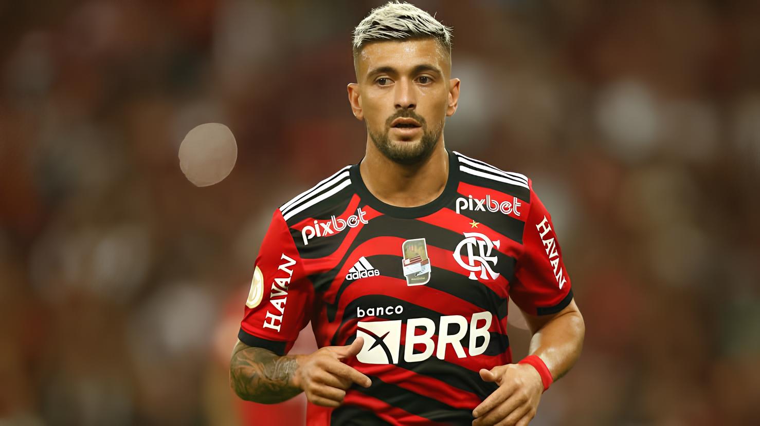 Torcedor fantasiado comemora autógrafo de Arrascaeta