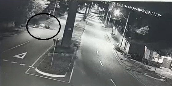 Motociclista Perde o Controle e Colide com Meio-Fio