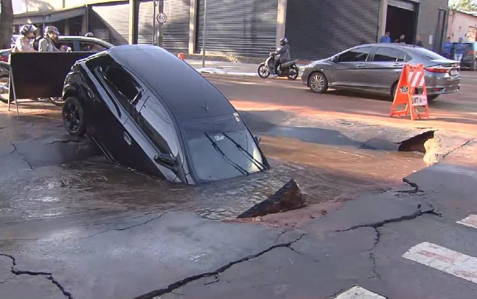 Carro cai em cratera em Sorocaba e motorista escapa pela janela; VEJA VÍDEO
