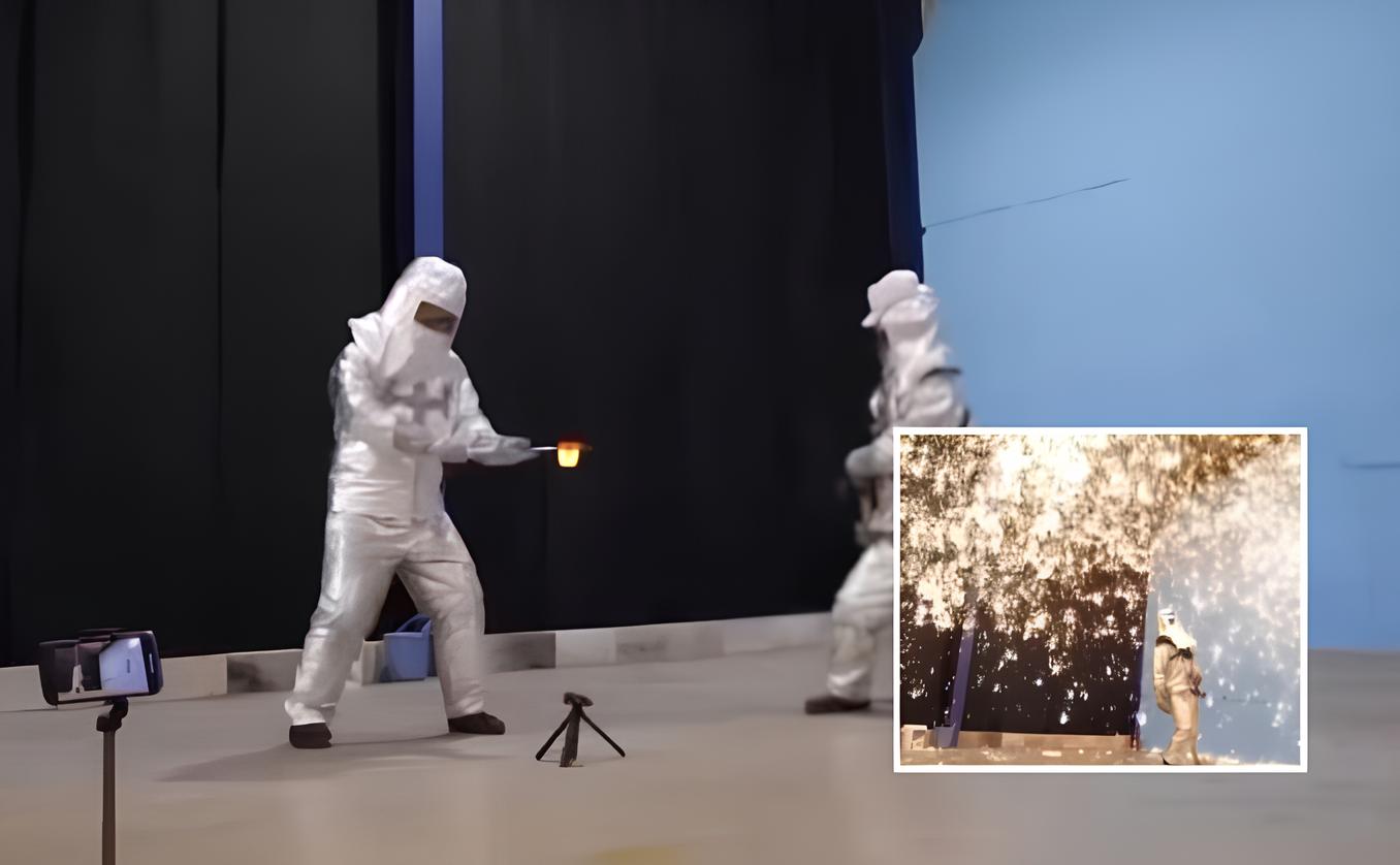 Ferro fundido superaquecido reage a impacto e cria espetáculo de faíscas e metal incandescente