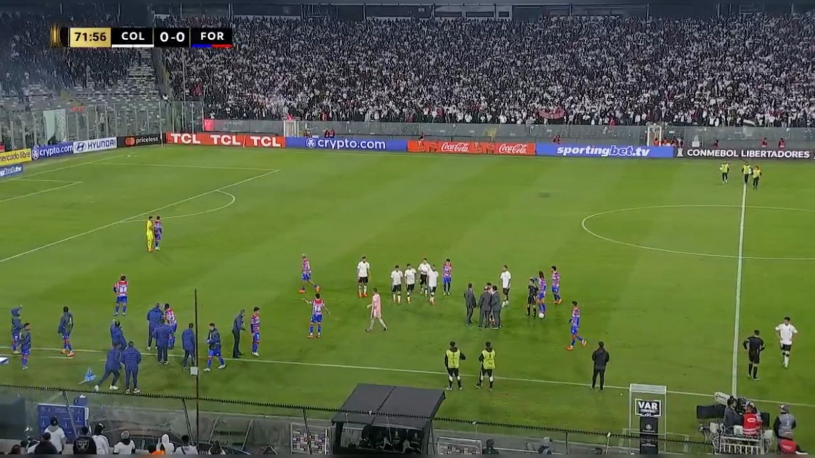 Terror na Libertadores: mortos, invasão e jogo suspenso em noite de caos no Chile