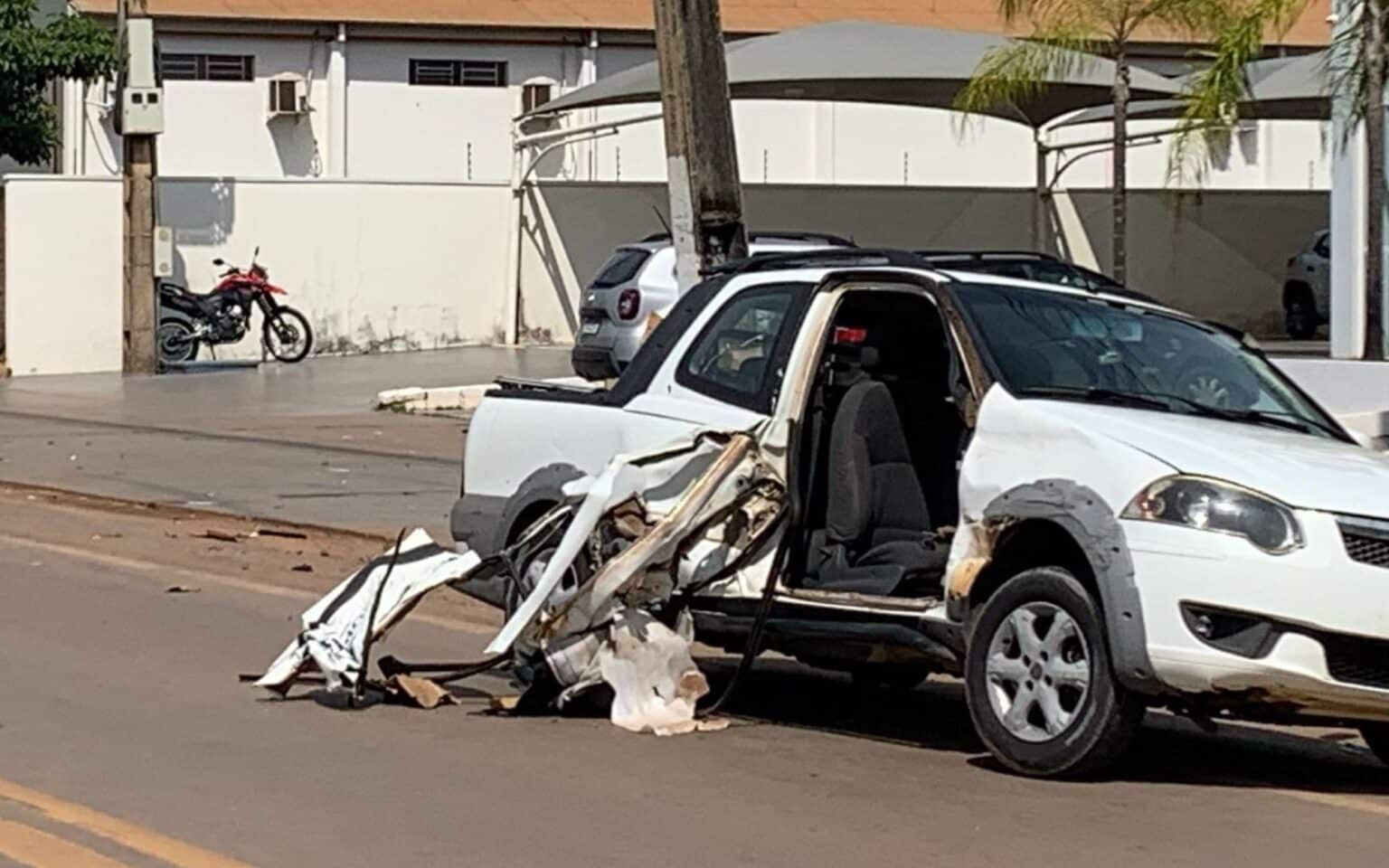 Fiat Strada Perde Controle e Colide com Poste