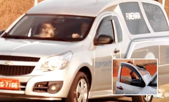Noiva surpreende e chega em casamento dentro de carro funerário