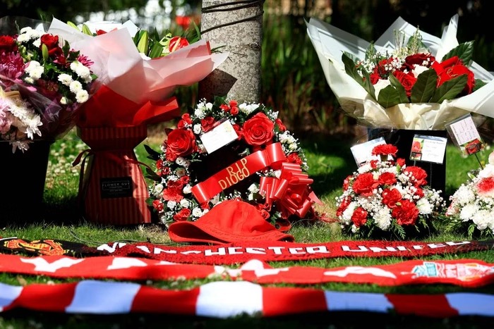 Torcida do Liverpool transforma Anfield em memorial para Diogo Jota após acidente fatal