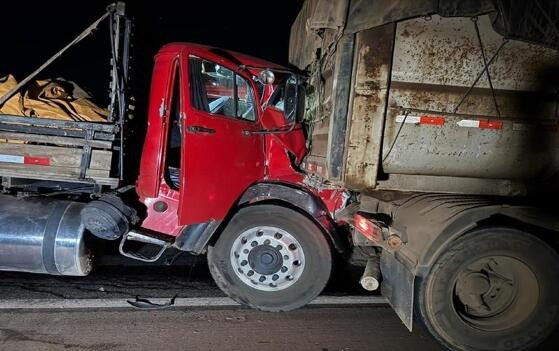 Motorista fica preso às ferragens após colisão brutal na BR-163
