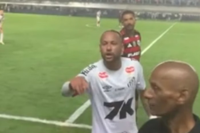 Vídeo: Neymar perde a paciência com torcida do Santos e sai em defesa de ex-jogador do clube