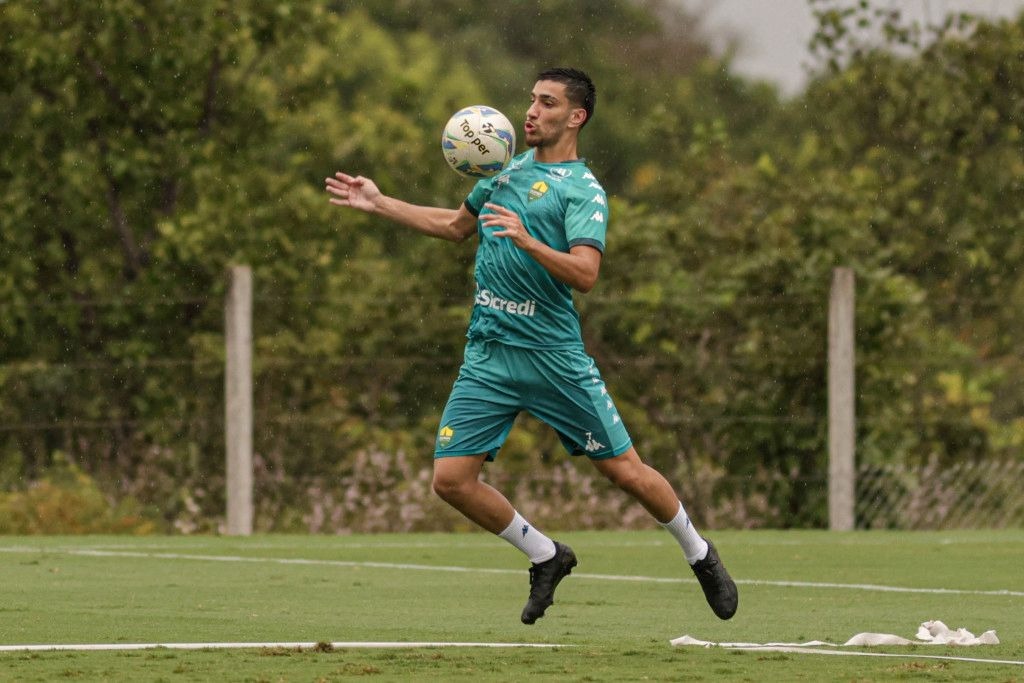 Dois meses fora: Pedrinho segue afastado do Cuiabá e futuro no clube é incerto