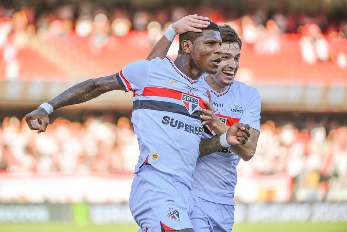 Pênalti perdido, gol anulado e estreia com gol: São Paulo bate o Flu em jogo cheio de reviravoltas