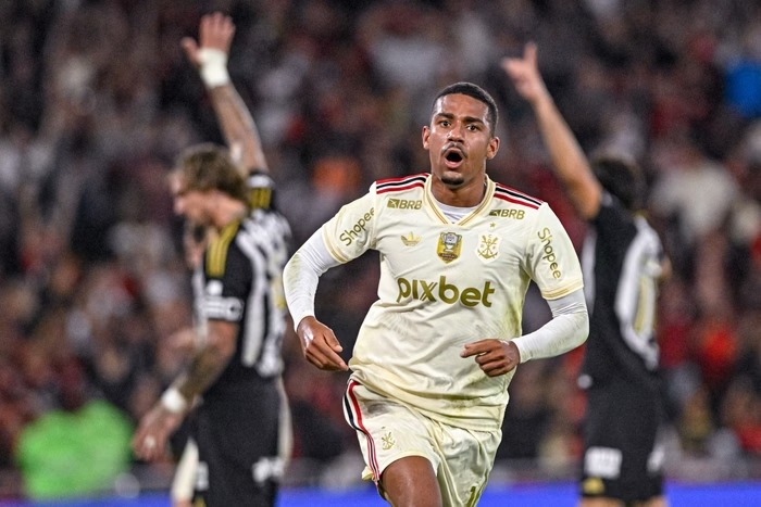 Vídeo: Samuel Lino estreia no Flamengo, quase marca e diz que clube é maior que o Atlético de Madrid