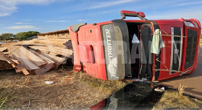 Carreta Carregada de Madeira Tomba em Rondonópolis