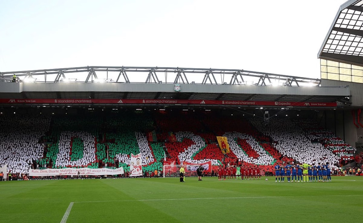 Vídeo: Liverpool faz emocionante homenagem a Diogo Jota na estreia da temporada
