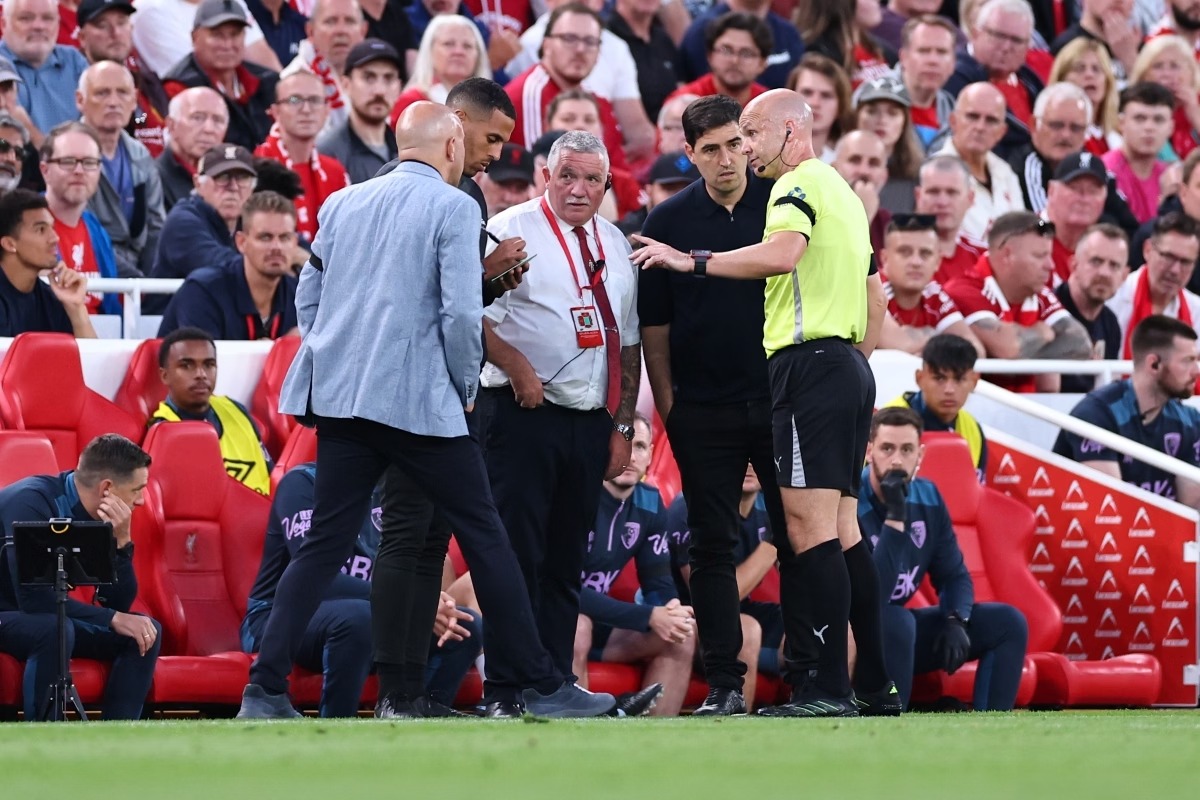 Vídeo: caso de racismo paralisa jogo de estreia entre Liverpool e Bournemouth na Premier League