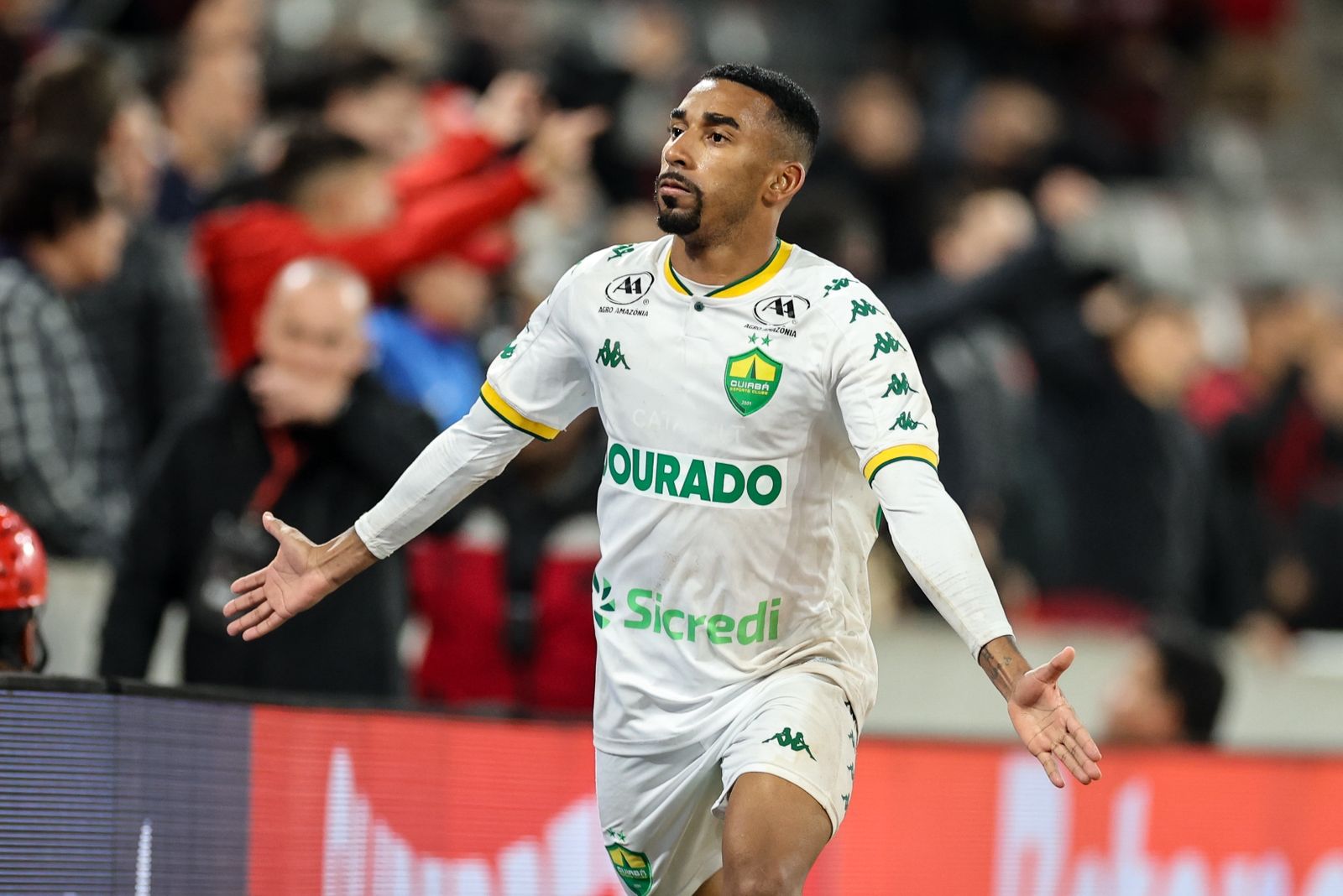 Cuiabá surpreende fora de casa, segura o Furacão e deixa Série B mais embolada