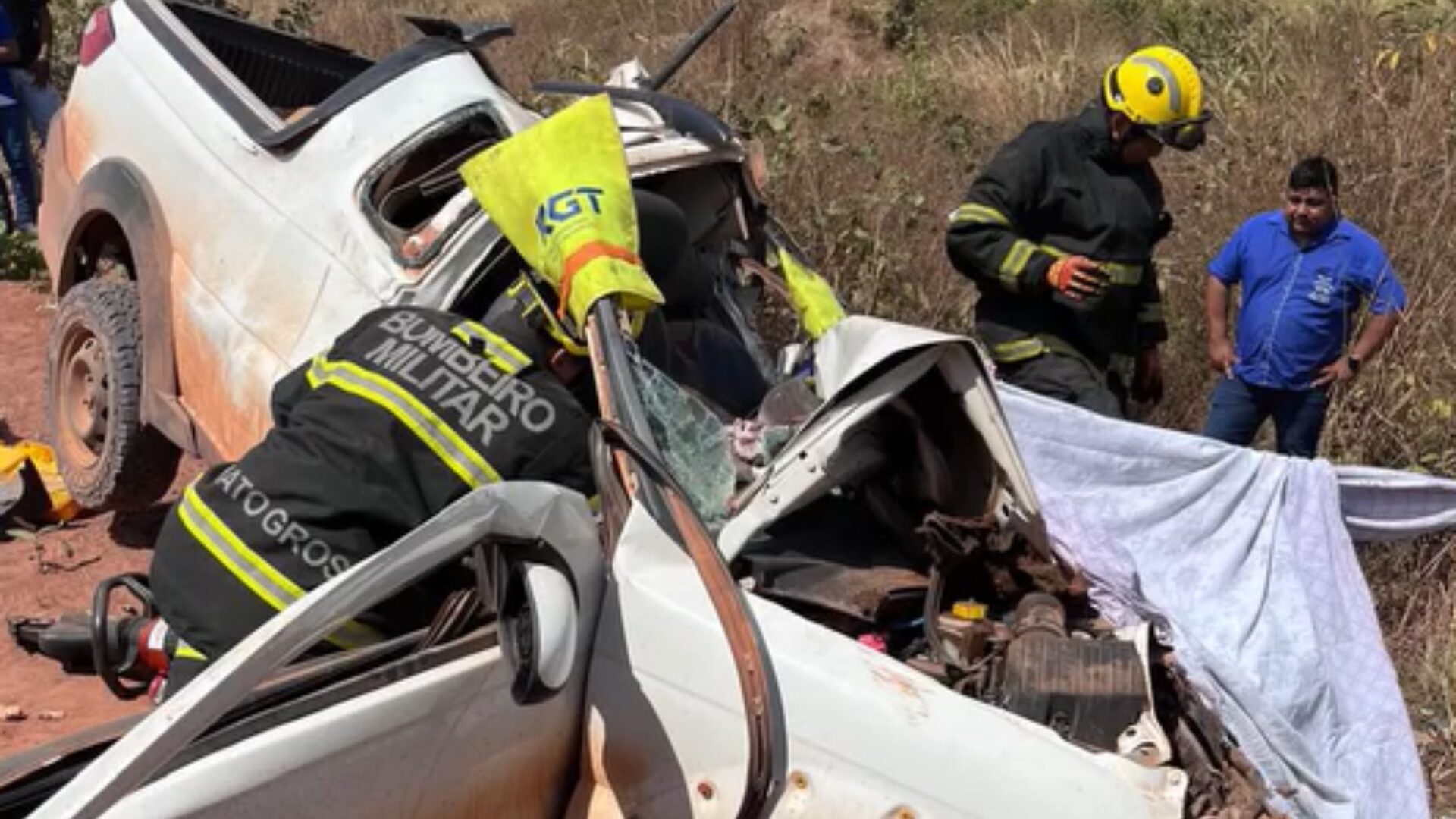 Colisão entre carro e ônibus em estrada rural deixa motorista morto em Santa Luzia; veja vídeo