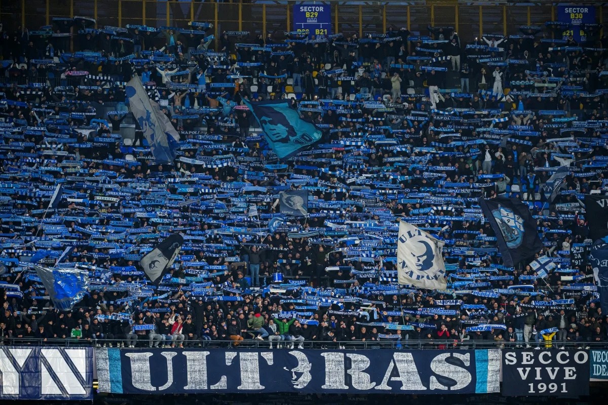 Ultras do Napoli atacam torcedores do Sporting antes da Champions e causam tumulto em Nápoles