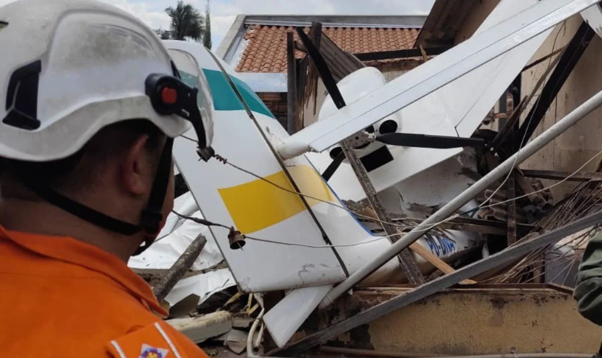 Avião de pequeno porte cai sobre casa