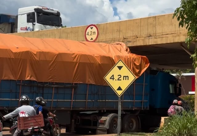 Carreta quase fica presa em viaduto de Sinop