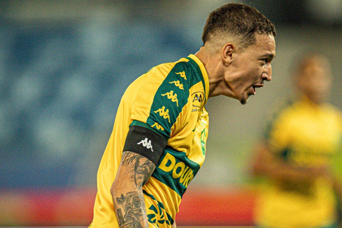 Fora da temporada: artilheiro do Cuiabá sofre lesão grave e desfalca time na reta final da Série B