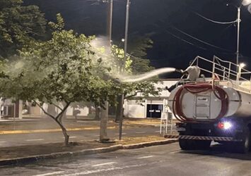 Moradores sem água protestam enquanto prefeitura rega canteiros públicos em Várzea Grande; veja vídeo