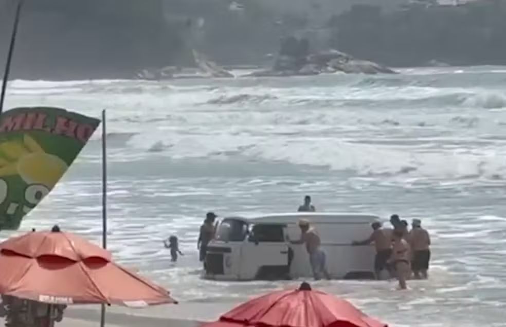 Kombi fica atolada no mar e é retirada com ajuda de banhistas