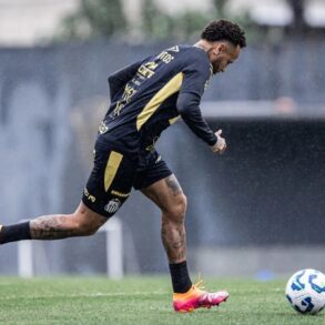Neymar volta a treinar com bola no Santos e acelera retorno em meio à luta contra rebaixamento