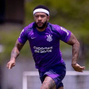 Preso no RJ por megaoperação, Depay volta ao Corinthians e retoma treinos