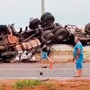 Caminhoneiro morre após colisão violenta entre carretas