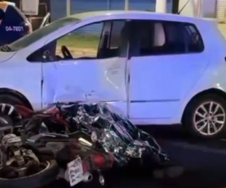 Motociclista morre em colisão violenta com carro