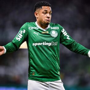 Palmeiras tenta acordo com STJD para liberar Vitor Roque após postagem homofóbica