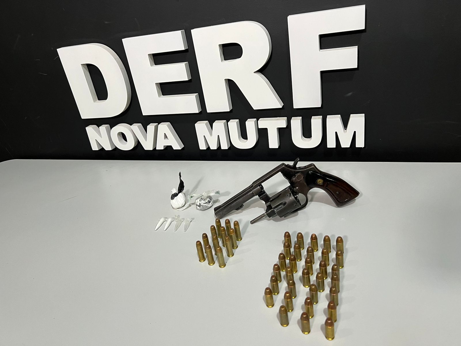 Polícia Civil de Nova Mutum prendeu dois indivíduos por posse ilegal de armas e tráfico de drogas. Leia sobre o flagrante e as investigações