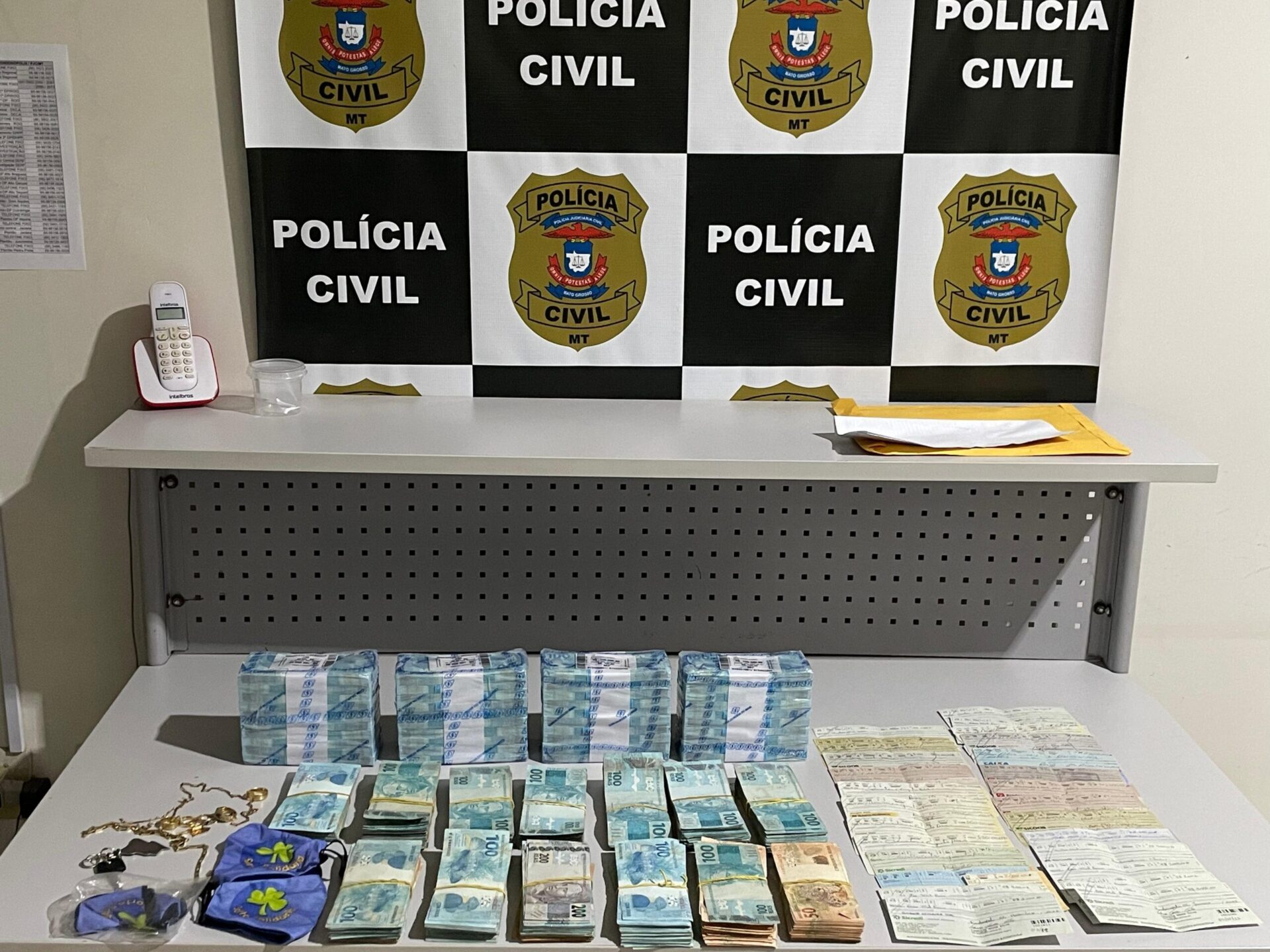 Na cidade de Rondonópolis, policiais apreendem mais de R$ 720 mil em uma residência durante operação relacionada a um homicídio. Mulher é presa em flagrante por lavagem de dinheiro. Saiba mais sobre essa ação policial e os detalhes da investigação do homicídio ocorrido no bairro Jardim Liberdade em dezembro.