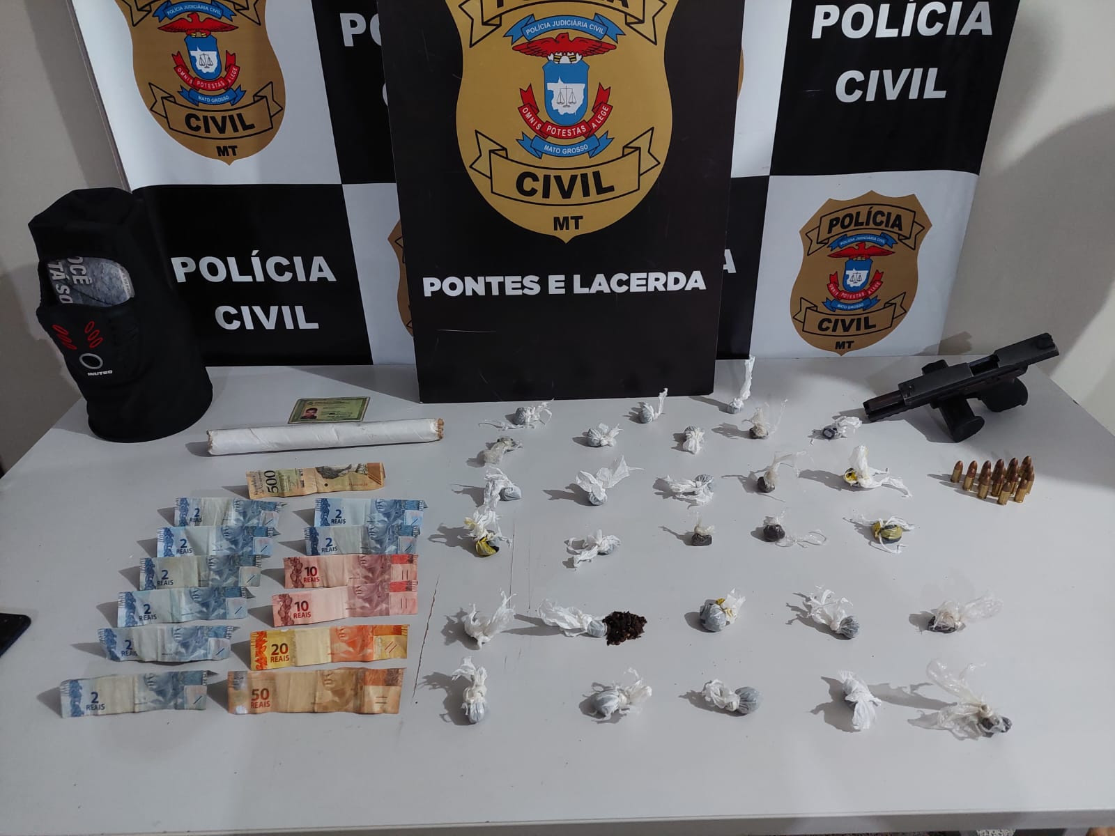 Leia sobre a detenção de dois suspeitos por tráfico de drogas em Pontes e Lacerda. A operação resultou na apreensão de entorpecentes, arma de fogo e veículos, possivelmente relacionados a roubos na região. Detalhes sobre a investigação policial e as medidas tomadas pelas autoridades locais