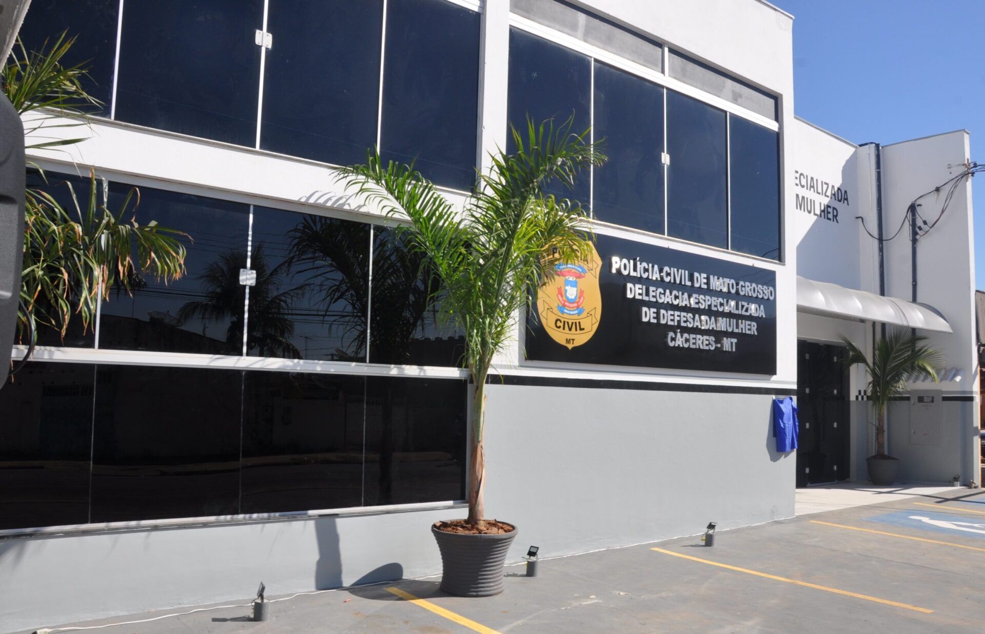 a Polícia Civil efetuou a prisão de um indivíduo suspeito de cometer violência doméstica em Cáceres, Mato Grosso. A operação foi conduzida pela Delegacia Especializada de Defesa da Mulher, Criança e Idoso da cidade.