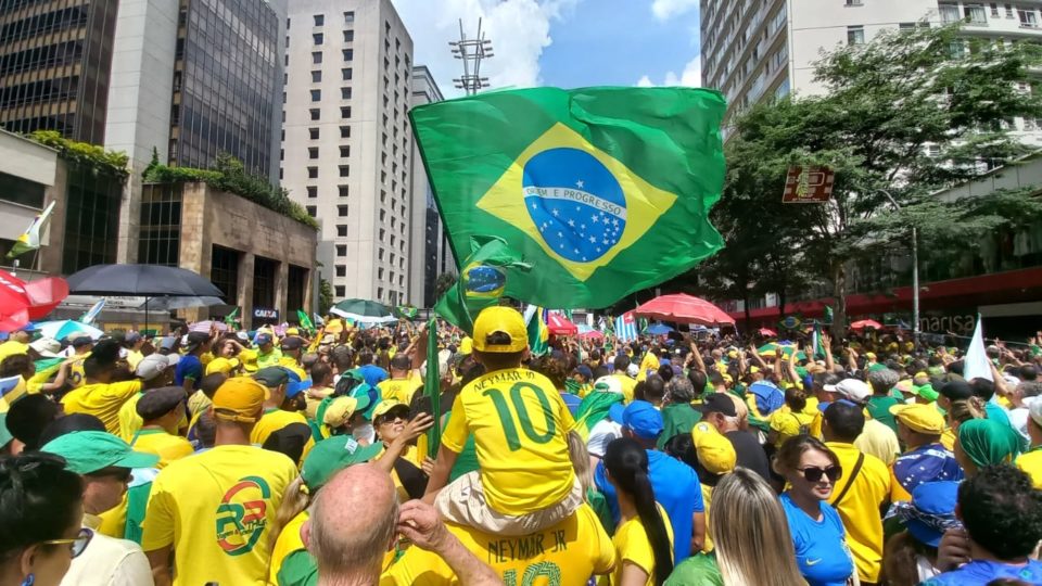 Ato pró-Bolsonaro na Paulista reúne governadores e parlamentares, reforçando apoio ao ex-presidente acusado de golpe plano após derrota eleitoral.