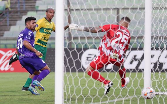 Deyverson vendo a bola entrar no primeiro gol do Cuiabá