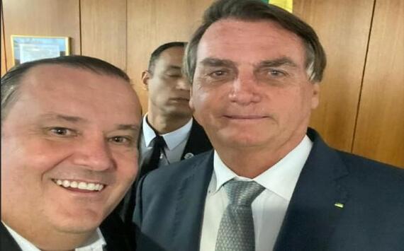 Bolsonaro Ungido aos Pés por 'Rei do Porco"