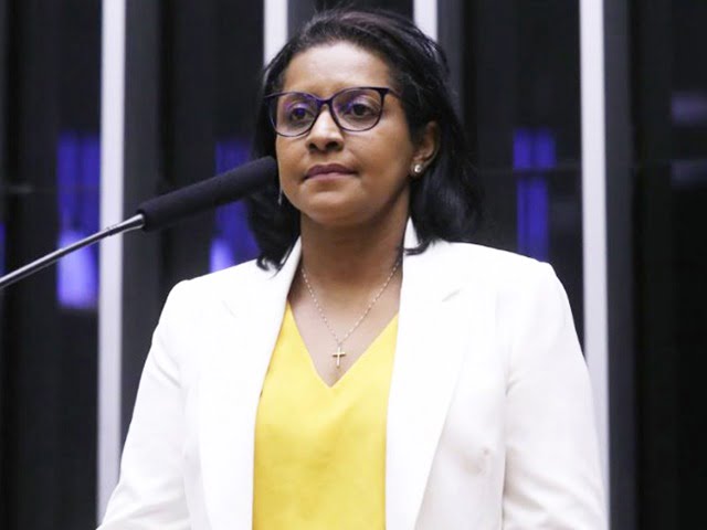 Gisela Simona em discurso na Câmara