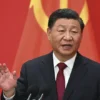 "Xi Jinping, presidente da China, lidera estratégias geopolíticas em meio a crescentes tensões regionais. Sua determinação reflete-se na recente ordem de ofensiva contra Taiwan
