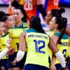 Brasileiras comemoram ponto contra a Holanda, na Liga das Nações feminina de vôlei