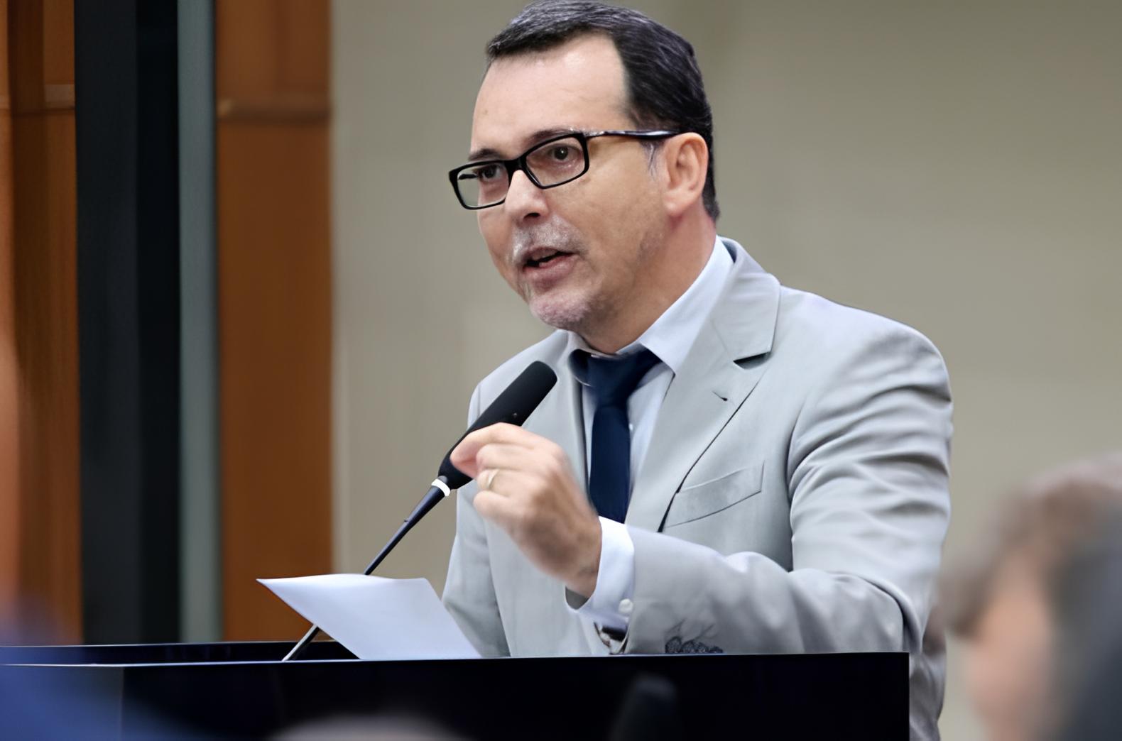 Microfone de Lúdio Cabral levanta polêmica na Assembleia Legislativa