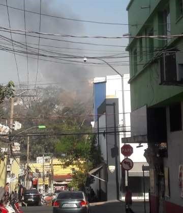 Fogo consome Morro da Luz no centro de Cuiabá; veja vídeo